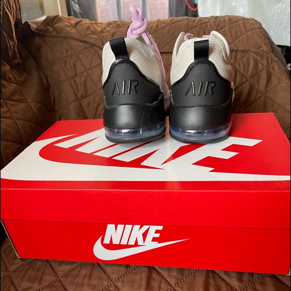 Nike Womens WMNS Air Max Motion 2 Size 8.5. Color OREWOOD BRN/METALLIC COPPER - Picture 6 of 12